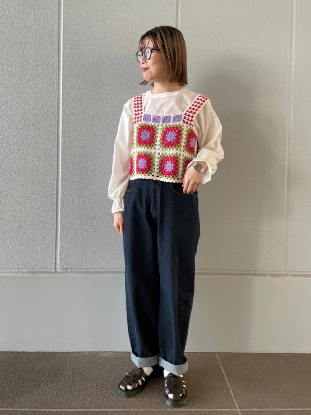「花柄、シャツスタイル、プチプラ、春夏コーデ、スクエアトゥ、休日スタイル、グルカサンダル、めがね、かぎ針編み、クロシェ、デニム、デニムパンツ、インディゴデニム、asknowasplus、カラー×コーデ」｜「AS KNOW AS plusの●スクエア グルカサンダル（サンダル、ベージュ系）」を使った、AS KNOW AS plus/アズノゥアズプラスさん（レディース・158cm）の春コーディネートの1枚目の写真