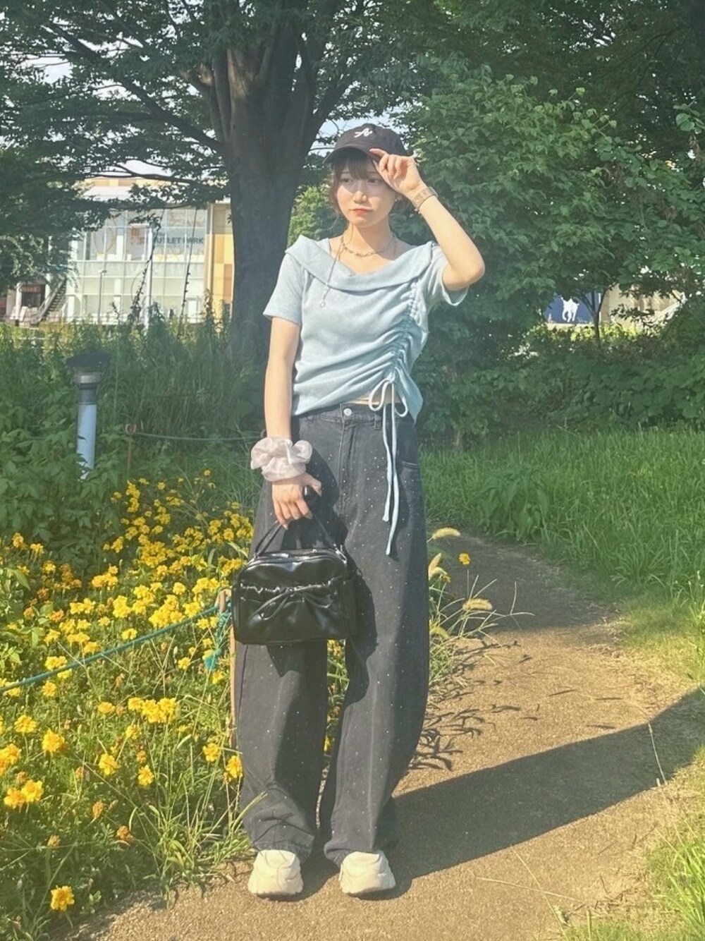 ブラック系のデニムパンツ、グリーン系のTシャツ/カットソー、その他のその他を着用したレディースの夏コーディネートの1枚目の写真