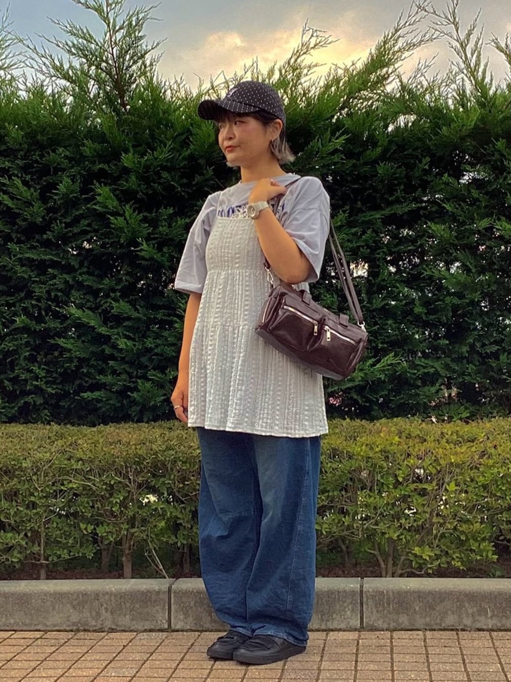 ベージュ系のチュニック、ブルー系のTシャツ/カットソー、ブルー系のデニムパンツを着用したレディースの秋コーディネートの1枚目の写真