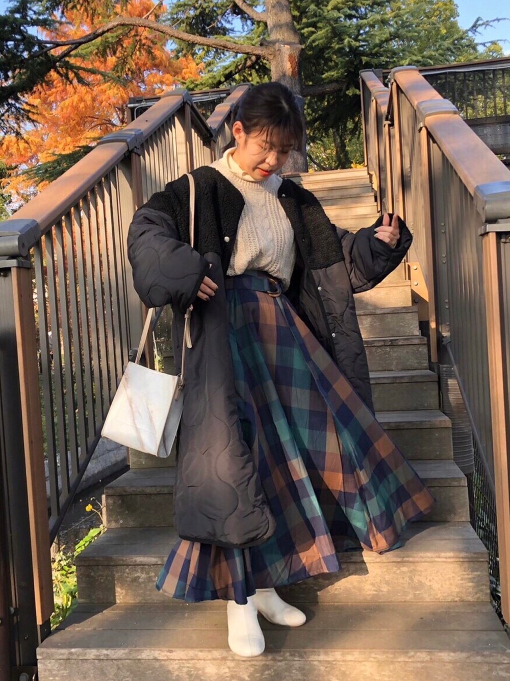 「休日スタイル、チェック、ニット、キルティング、キルティングジャケット、スクエアバッグ、ブーツ、ボアジャケット、ボア、フレアスカート、asknowasplus、asknowas」｜「AS KNOW AS plusの◇波キルティング とボア切替コート（その他アウター、ブラック系）」を使った、AS KNOW AS plus/アズノゥアズプラスさん（レディース・158cm）の秋コーディネートの1枚目の写真