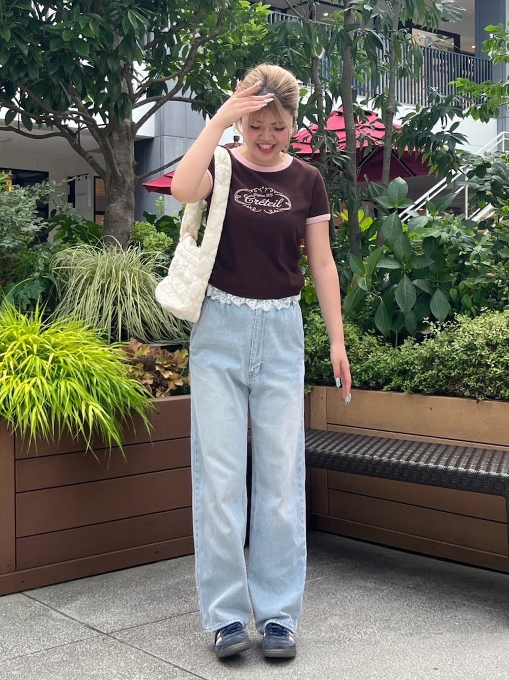 ブルー系のデニムパンツ、ブラウン系のTシャツ/カットソー、その他のその他を着用したレディースの秋コーディネートの1枚目の写真