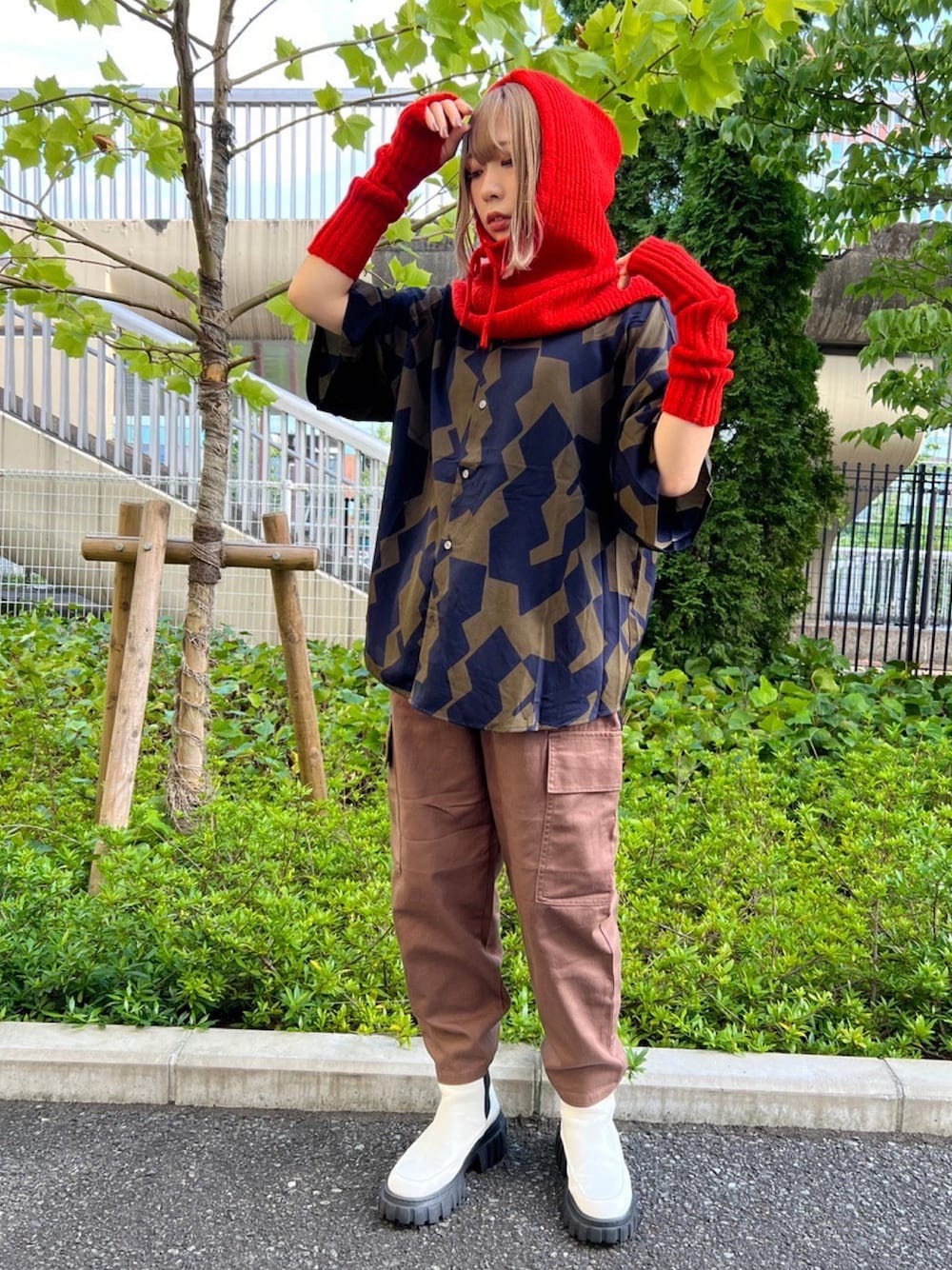 ブラウン系のカーゴパンツ、グレー系のニットキャップ/ビーニー、グレー系のアームカバーを着用したレディースの秋コーディネートの1枚目の写真