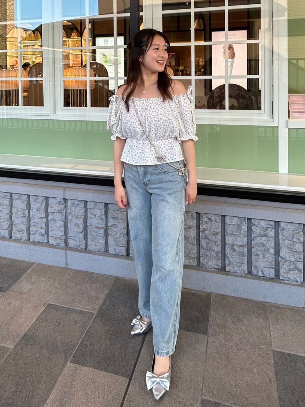 「レイヤードスタイル、フェススタイル、古着MIX、夏コーデ、テーマパークコーデ、ブラウス、フリル、デニム、淡色コーデ、パステルカラー、きれいめカジュアル、プチプラ、サンダル、休日スタイル、オフショル」｜「AS KNOW AS plusのモチーフビーズストラップ スマホチェーン（リボン・フラワー）（スマホグッズ、シルバー系）」を使った、AS KNOW AS plus/アズノゥアズプラスさん（レディース・158cm）の夏コーディネートの1枚目の写真