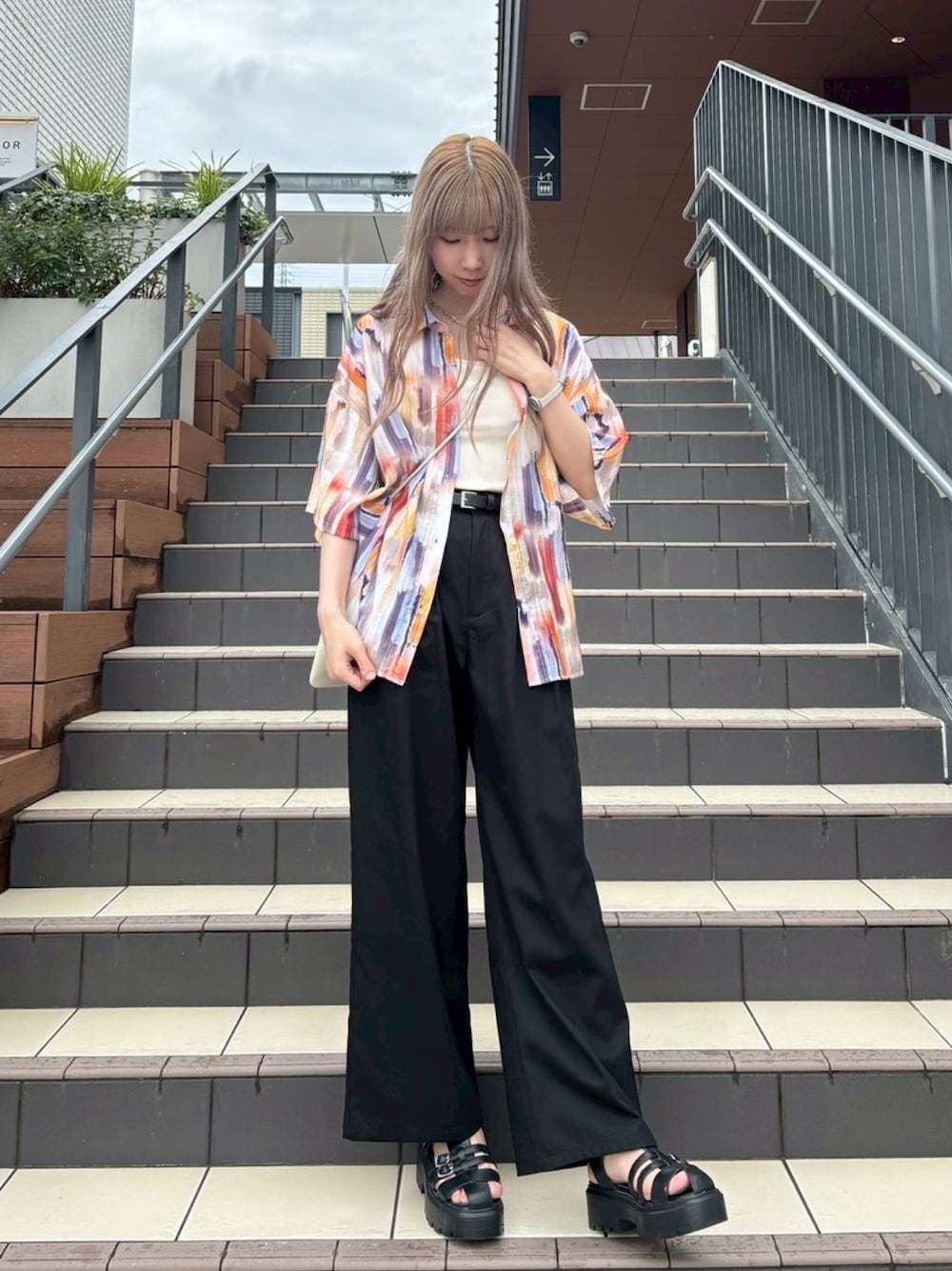 ブラック系のチノパンツ、オレンジ系のシャツ/ブラウス、その他のその他を着用したレディースの夏コーディネートの1枚目の写真