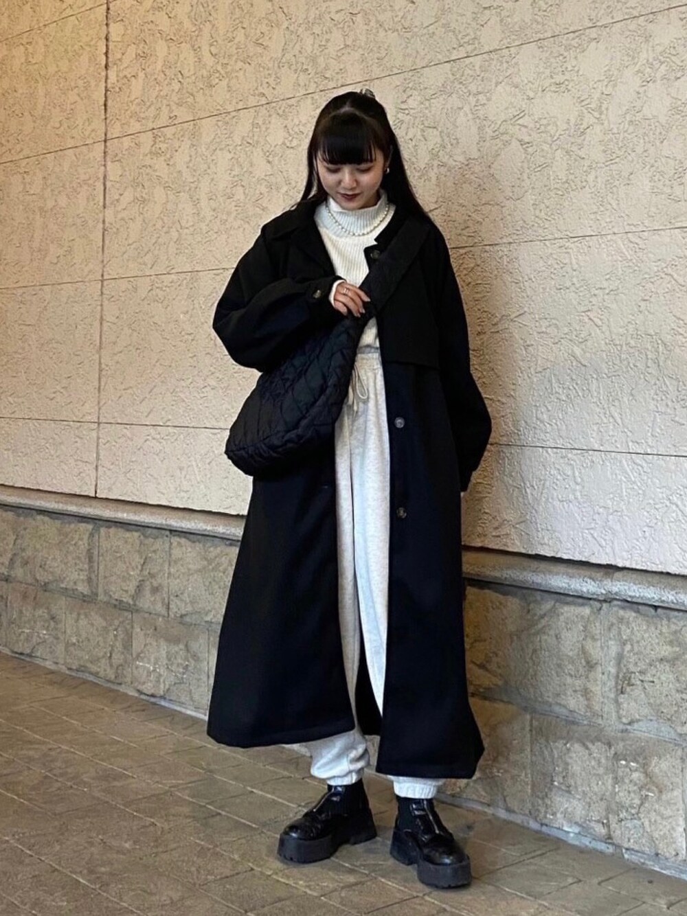 「ストリート、タートルネック、モード、クリスマスに着たい服、レイヤードスタイル、マイベストコーデ2022、休日スタイル、韓国ファッション、ロゴスウェット、チェスターコート、きれいめカジュアル、ブラック、モノトーン、asknowasplus、キルティング」｜「AS KNOW AS plusの♪2WAYアレンジ衿シングル ステンカラーオーバーロングコート（ステンカラーコート、ブラック系）」を使った、AS KNOW AS plus/アズノゥアズプラスさん（レディース・158cm）の冬コーディネートの1枚目の写真