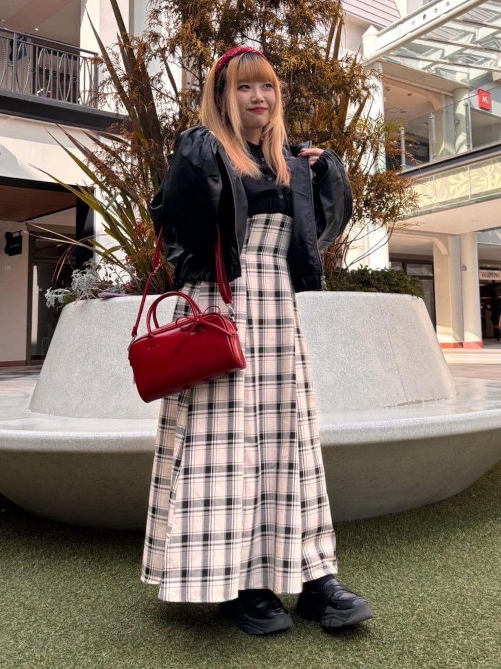「カチューシャ、チェック、ワンピース、ショルダーバッグ、きれいめカジュアル、淡色コーデ、デートコーデ、テーマパークコーデ、プチプラ、お出かけコーデ、休日スタイル、古着MIX、春コーデ、春先取り、シンプルスタイル」｜「AS KNOW AS plusの●ドッキングケープ衿 フレアワンピ―ス（ワンピース、ブラック系）」を使った、AS KNOW AS plus/アズノゥアズプラスさん（レディース・158cm）の春コーディネートの1枚目の写真