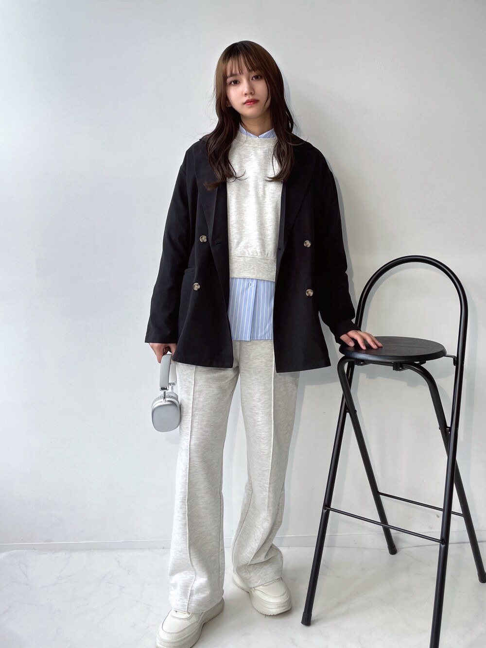 ブルー系のシャツ/ブラウス、ベージュ系のスウェットパンツ、ベージュ系のスウェットを着用したレディースの冬コーディネートの1枚目の写真
