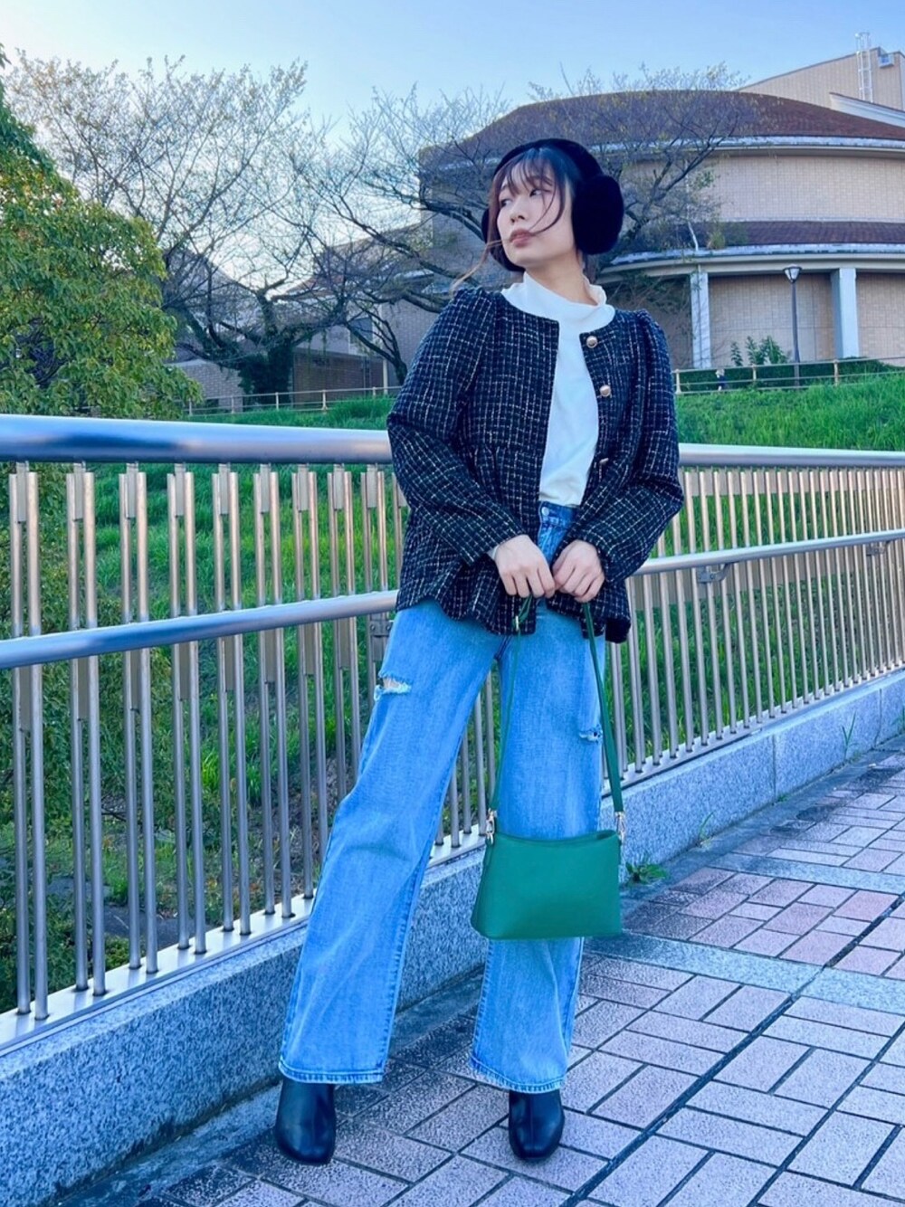 「休日スタイル、ロンT、デニム、きれいめカジュアル、重ね着ベストシーズン、ハロウィン、ブーツ、ショルダーバッグ、モノトーン、レイヤードスタイル、お出かけコーデ、セットアップ、イヤーマフ、ファー、asknowasplus」｜「AS KNOW AS plusの♪アゼリア ショルダーバッグ（ショルダーバッグ、グリーン系）」を使った、AS KNOW AS plus/アズノゥアズプラスさん（レディース・158cm）の秋コーディネートの1枚目の写真