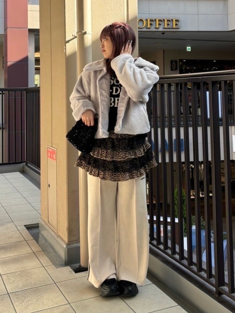 その他のスカート、ベージュ系のスラックス、ブラック系のニット/セーターを着用したレディースの冬コーディネートの1枚目の写真