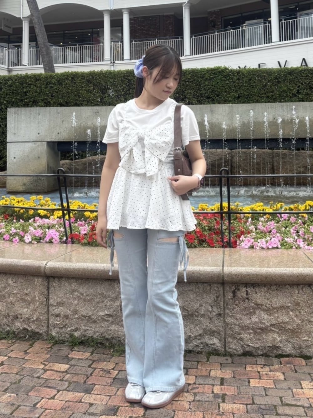 ブルー系のデニムパンツ、ホワイト系のチュニック、その他のその他を着用したレディースの夏コーディネートの1枚目の写真