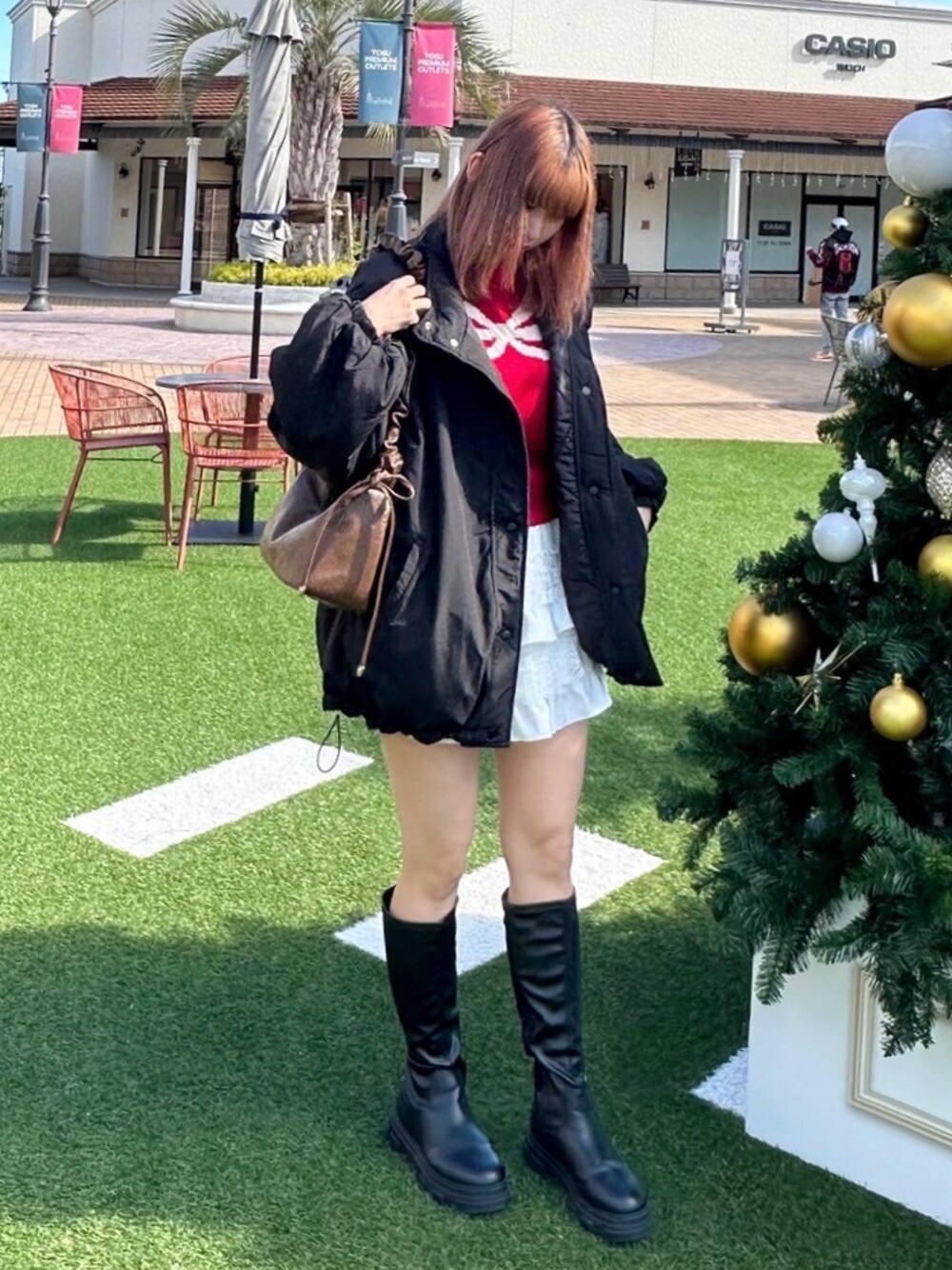 「ニット、赤、冬コーデ、冬アウター、ブーツ、ショルダーバッグ、キルティング、プチプラ、淡色コーデ、きれいめカジュアル、ブラックコーデ、モノトーン、休日スタイル、レイヤードスタイル、韓国ファッション」｜「AS KNOW AS plusの◇モチーフニットプルオーバー （ワンポイント刺繍・リボン）（ニット/セーター、レッド系）」を使った、AS KNOW AS plus/アズノゥアズプラスさん（レディース・158cm）の冬コーディネートの1枚目の写真