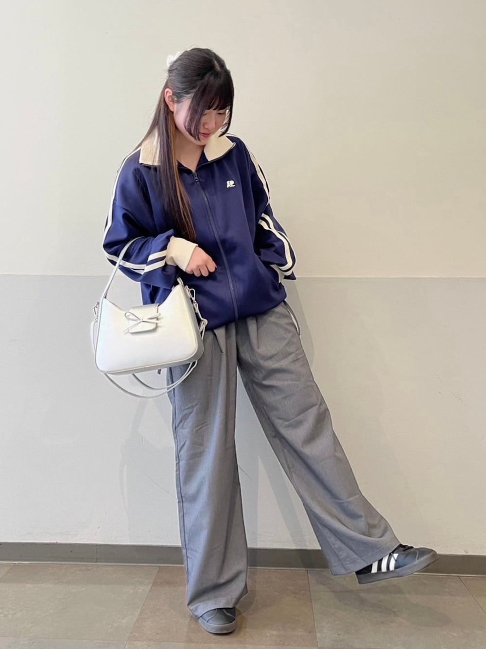 グレー系のスラックス、ブルー系のジャージ、その他のその他を着用したレディースの春コーディネートの1枚目の写真