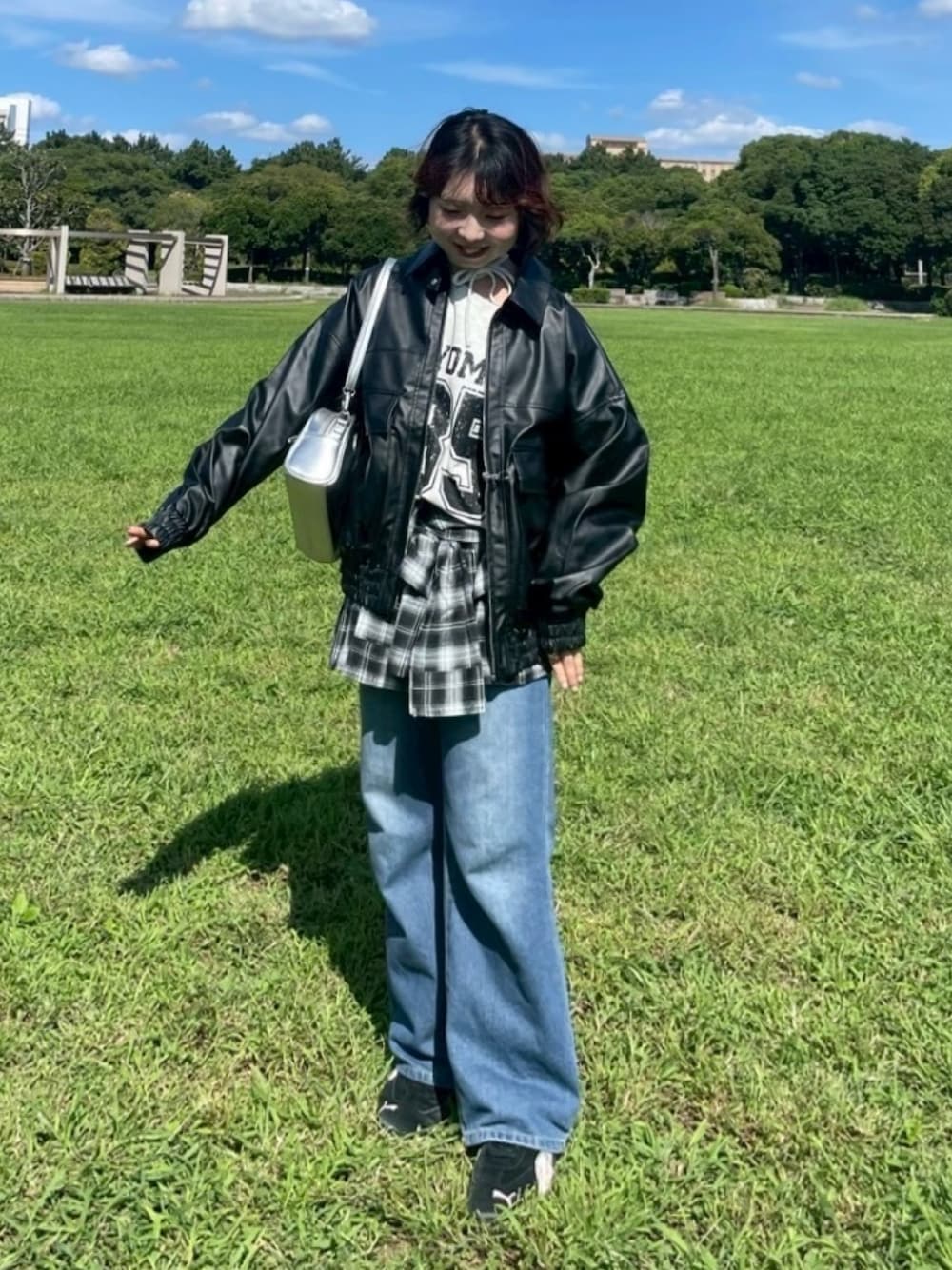 ブラック系のブルゾン、ベージュ系のスウェット、ブラック系のシャツ/ブラウスを着用したレディースの秋コーディネートの1枚目の写真