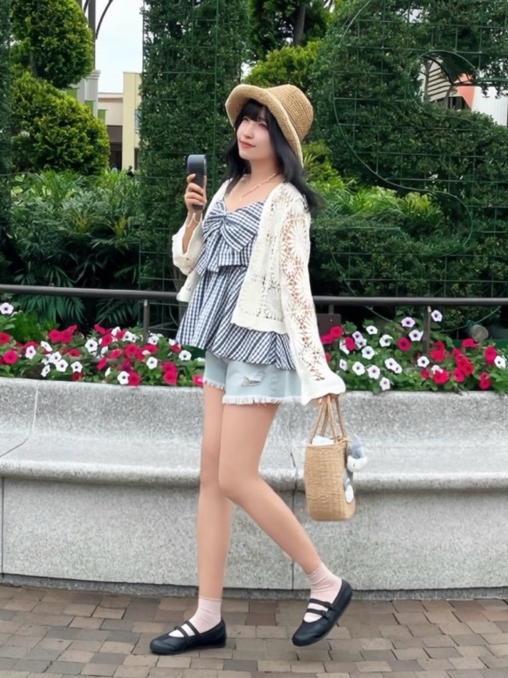 ブルー系のチュニック、ブルー系のデニムパンツ、ホワイト系のカーディガン/ボレロを着用したレディースの夏コーディネートの1枚目の写真