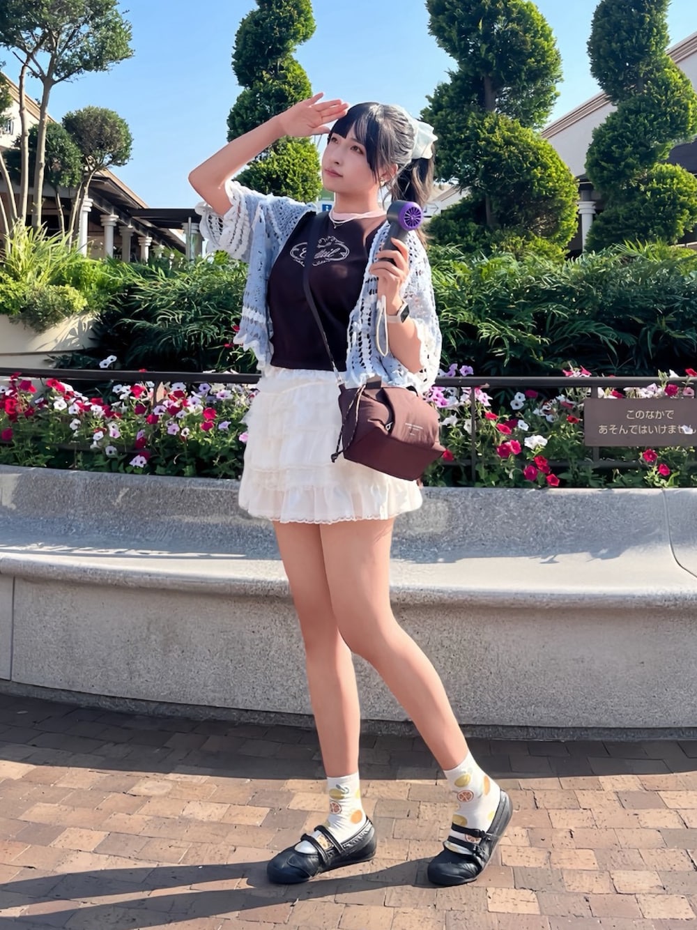 ブラック系のTシャツ/カットソー、ブルー系のカーディガン/ボレロ、ホワイト系のスカートを着用したレディースの秋コーディネートの1枚目の写真