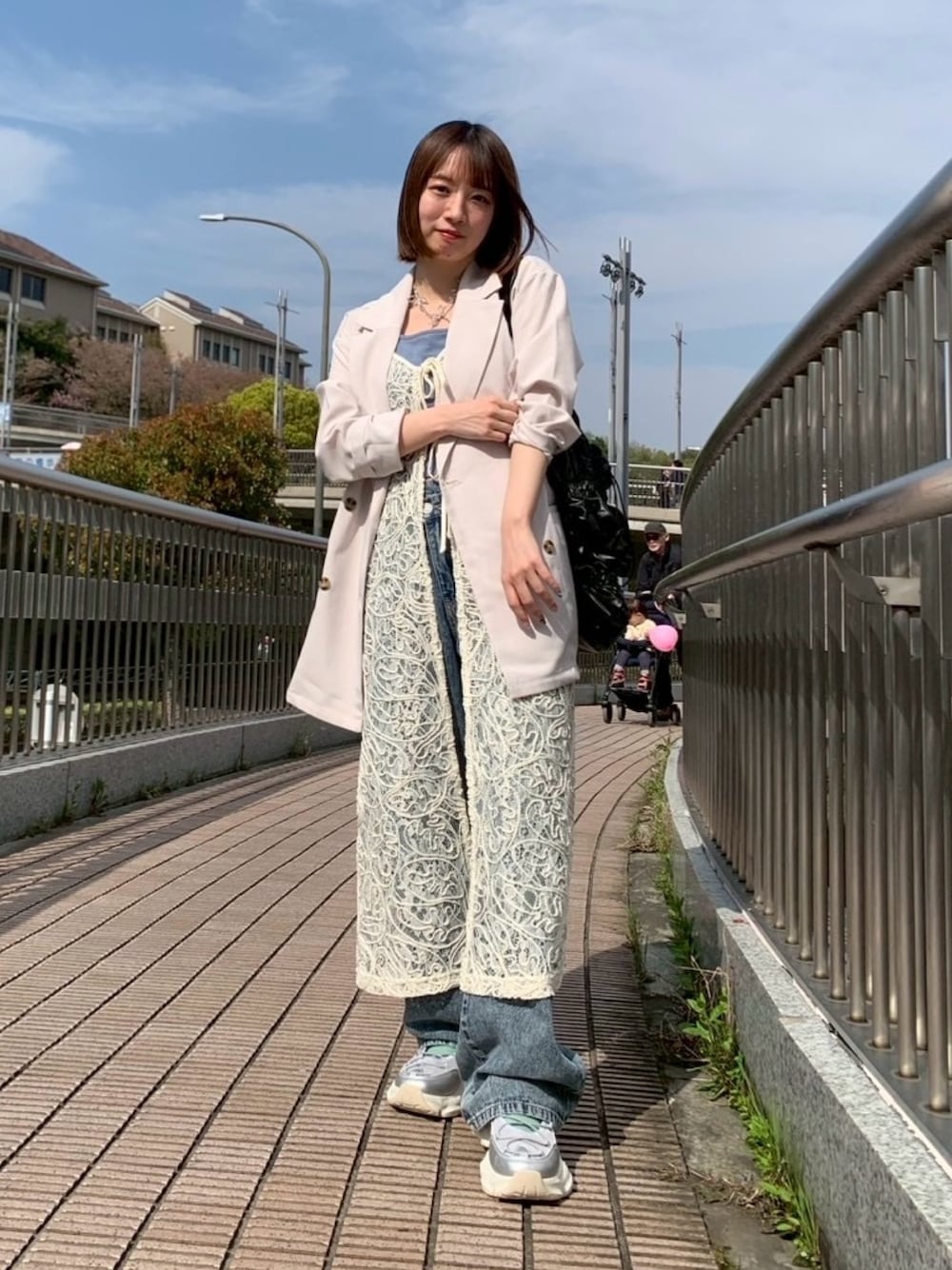「レイヤードスタイル、韓国ファッション、最近のいい感じコーデ、淡色コーデ、シンプルコーデ、ワンピース、きれいめカジュアル、休日スタイル、スニーカー、デニム、サンダル、お出かけコーデ、低身長コーデ、ショルダーバッグ、プチプラ」｜「AS KNOW AS plusの●ダブルボタンテーラードジャケット　セットアップ可能（テーラードジャケット、ベージュ系）」を使った、AS KNOW AS plus/アズノゥアズプラスさん（レディース・158cm）の春コーディネートの1枚目の写真