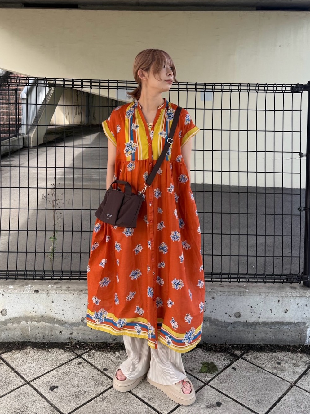 オレンジ系のワンピース、ベージュ系のその他パンツ、その他のその他を着用したレディースの夏コーディネートの1枚目の写真