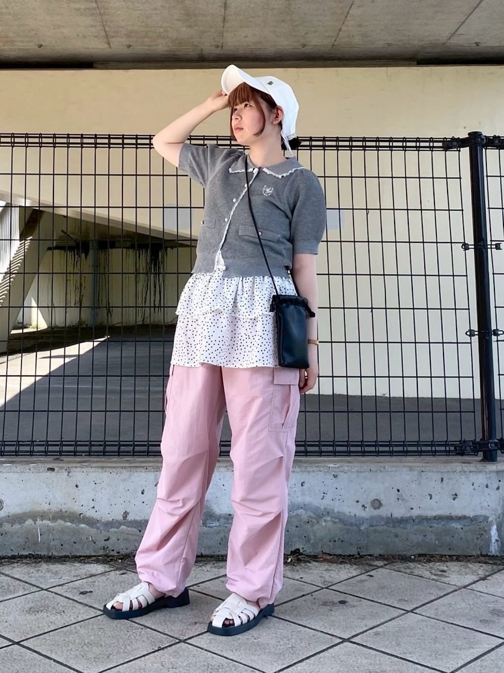 ホワイト系のキャミソール、グレー系のセットアップ、ピンク系のカーゴパンツを着用したレディースの夏コーディネートの1枚目の写真
