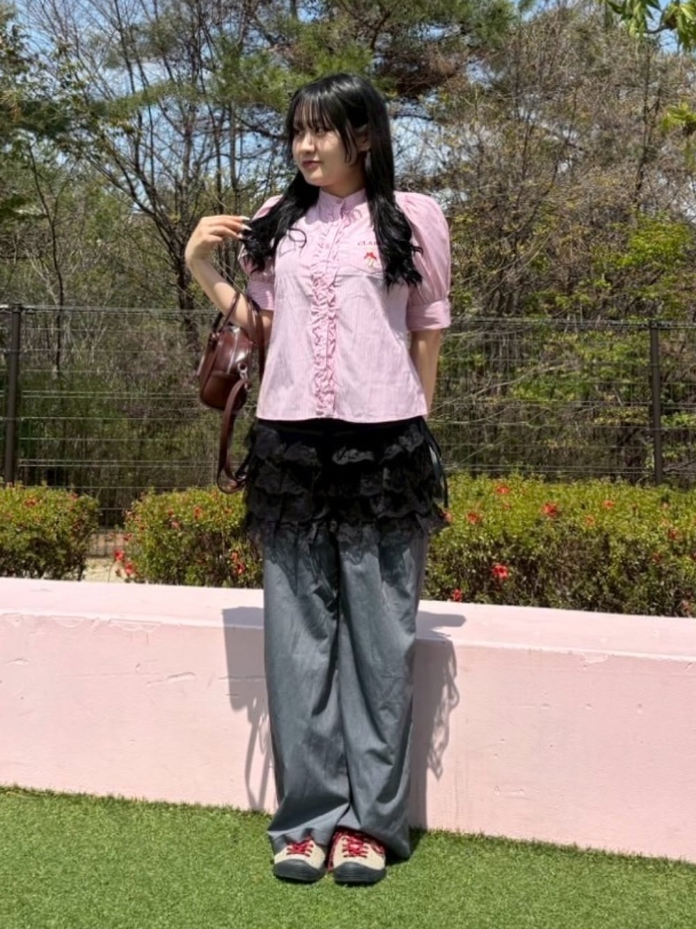 「レイヤードスタイル、ピンクシャツ、韓国ファッション、最近のいい感じコーデ、春夏コーデ、淡色コーデ、シンプルコーデ、ストライプシャツ、きれいめカジュアル、ショートパンツ、休日スタイル、スニーカー、デニム、ミニスカート、お出かけコーデ」｜「AS KNOW AS plusの◇レースティアードフリルミニスカート（スカート、ブラック系）」を使った、AS KNOW AS plus/アズノゥアズプラスさん（レディース・158cm）の春コーディネートの1枚目の写真