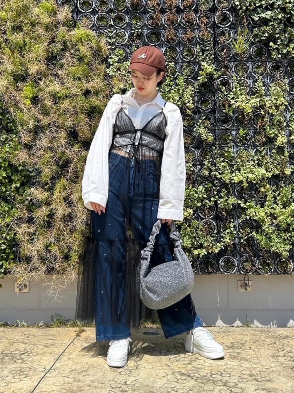 「大人カジュアル、キャミワンピ、キャップ、デニム、スニーカー、プチプラ、春夏コーデ、休日スタイル、お出かけコーデ、モード、きれいめカジュアル、ショルダーバッグ、モノトーン、韓国ファッション、フリル」｜「AS KNOW AS plusの◎グリッターラメドロストショルダーバッグ（ショルダーバッグ、グレー系）」を使った、AS KNOW AS plus/アズノゥアズプラスさん（レディース・158cm）の春コーディネートの1枚目の写真