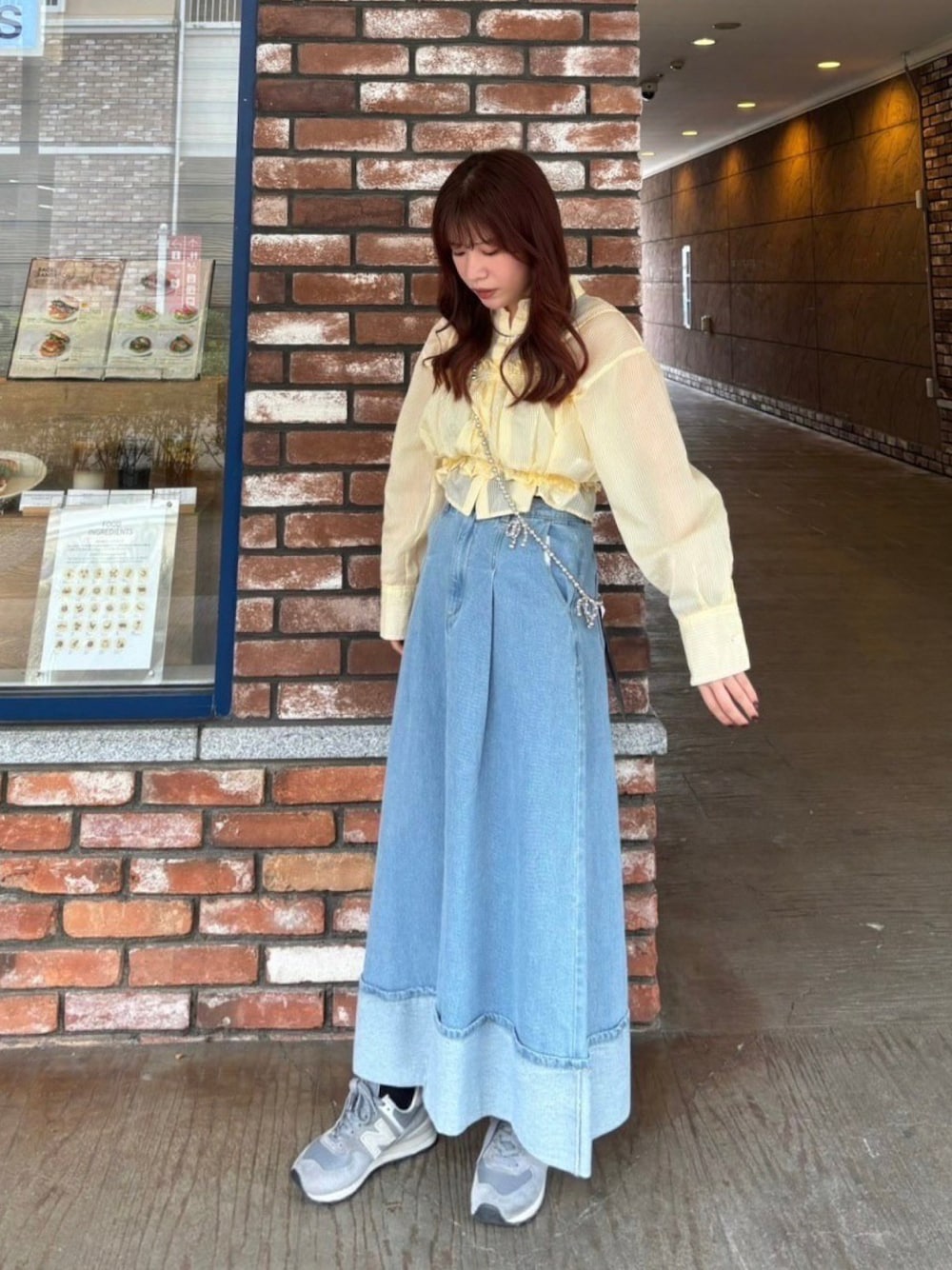 「モノトーン、プチプラ、雨の日コーデ、シャツ好き集まれ、シャツスタイル、フリル、淡色コーデ、パステルカラー、スニーカー、休日スタイル、ストライプ、デニム、韓国ファッション、夏コーデ、春夏コーデ」｜「AS KNOW AS plusの◎ロールアップデニムスカート（デニムスカート、ブルー系）」を使った、AS KNOW AS plus/アズノゥアズプラスさん（レディース・158cm）の夏コーディネートの1枚目の写真