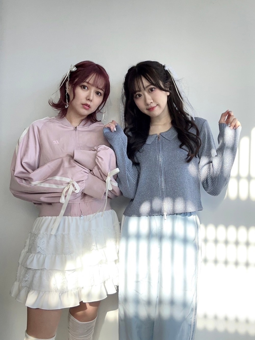 ブルー系のカーディガン/ボレロ、ブルー系のその他パンツ、ピンク系のMA-1を着用したレディースの冬コーディネートの1枚目の写真