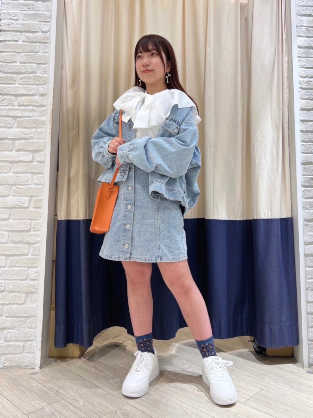 「デニム、韓国ファッション、セットアップ、厚底シューズ、ジャケット、レイヤードスタイル、シンプルコーデ、きれいめカジュアル、春アウター、パステル映える春、ビッグシルエット、スクエアバッグ、プチプラ、ストリート、asknowasplus」｜「AS KNOW AS plusの◎シンシア スクエアショルダーバッグ（ショルダーバッグ、オレンジ系）」を使った、AS KNOW AS plus/アズノゥアズプラスさん（レディース・158cm）の春コーディネートの1枚目の写真