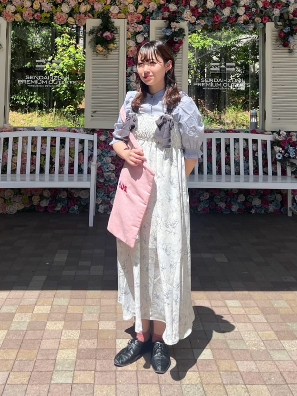 ホワイト系のワンピース、ピンク系のトートバッグ、ブルー系のシャツ/ブラウスを着用したレディースの夏コーディネートの1枚目の写真