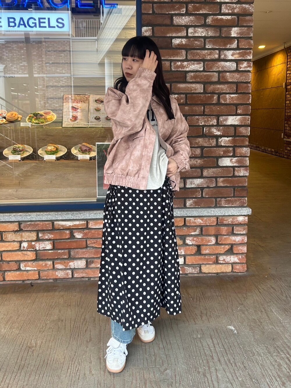 「プチプラ、春色、今日のコーデ、春服コーデ、レイヤードスタイル、ドット、レザージャケット、きれいめカジュアル、デニム、スニーカー、休日スタイル、お出かけコーデ、ロングスカート、淡色コーデ、デートコーデ」｜「AS KNOW AS plusの◇ダブルポケット ヴィンテージライク オーバーサイズ フェイクレザーブルゾン（ブルゾン、ピンク系）」を使った、AS KNOW AS plus/アズノゥアズプラスさん（レディース・158cm）の春コーディネートの1枚目の写真