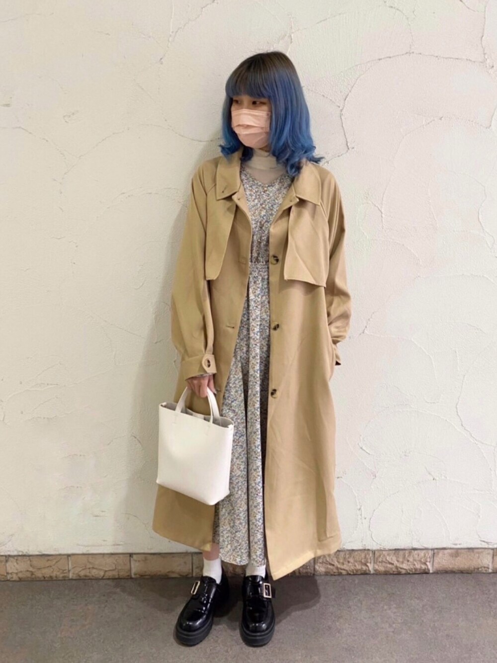 「トレンチコート、ワンピース、花柄、花柄ワンピース、ベージュ、はじめましてコーデ、ロングワンピース、厚底シューズ、淡色コーデ、プチプラ、asknowasplus、asknowas」｜「AS KNOW AS plusの●2WAY衿 ボリューム袖コート（ステンカラーコート、グリーン系）」を使った、AS KNOW AS plus/アズノゥアズプラスさん（レディース・158cm）の春コーディネートの1枚目の写真