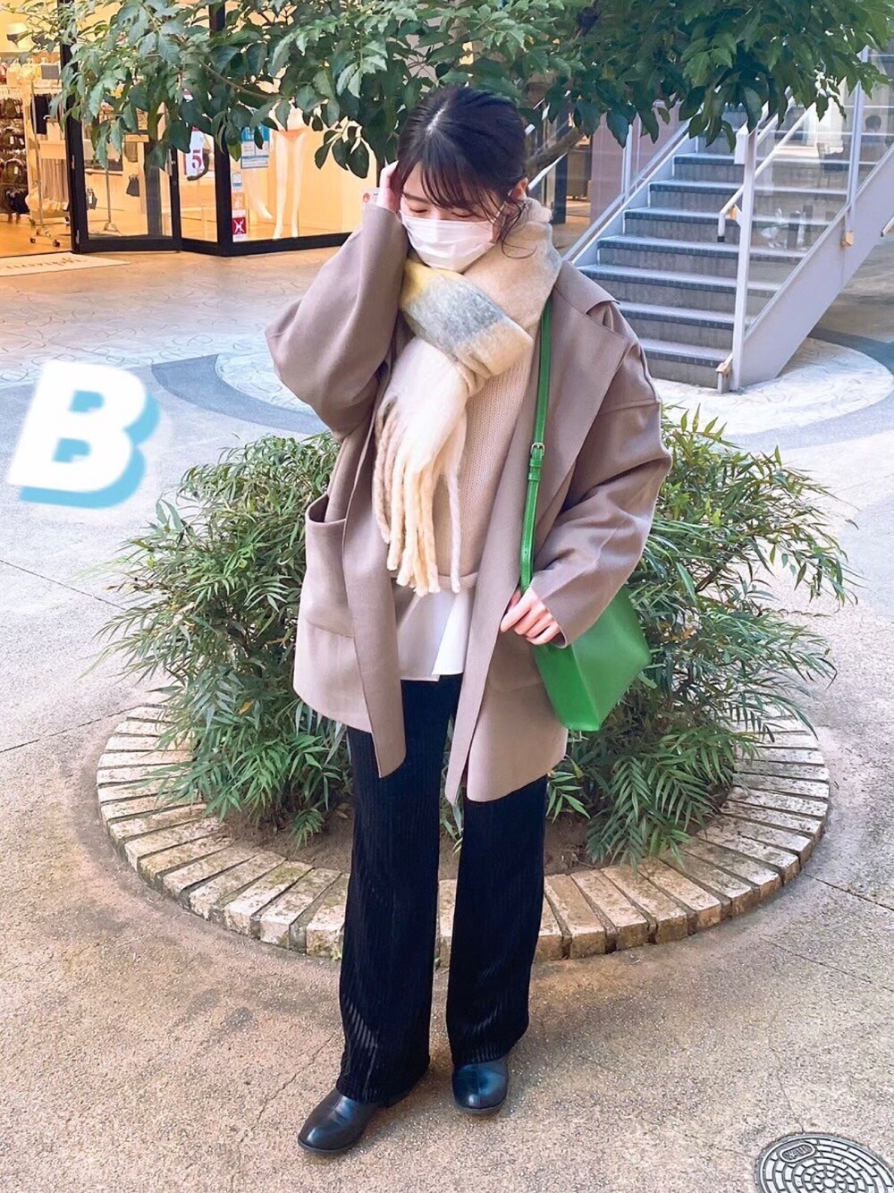 「休日スタイル、マフラー、チェック、ベロア、フレアパンツ、コート、ジャケット、ニット、グリーン、スクエアバッグ、asknowasplus、asknowas」｜「AS KNOW AS plusのアイテム（バッグ、グリーン系）」を使った、AS KNOW AS plus/アズノゥアズプラスさん（レディース・158cm）の秋コーディネートの1枚目の写真