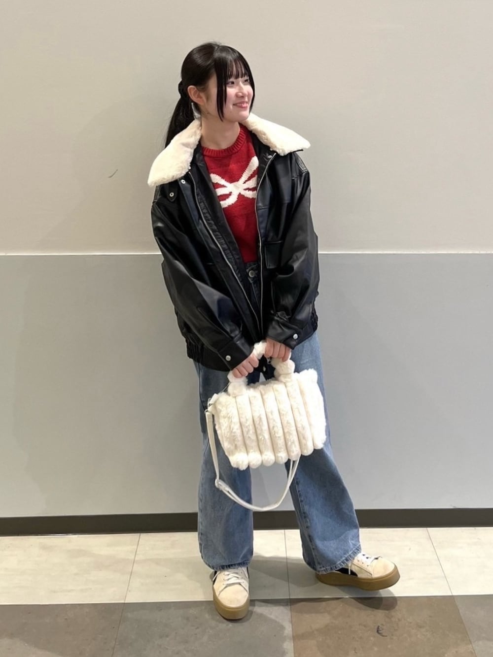 「冬コーデ、レイヤードスタイル、ニット、スニーカー、ファー、デニム、ショルダーバッグ、きれいめカジュアル、休日スタイル、クリスマスに着たい服、マイベストコーデ2024、赤、冬アウター、レザー、テーマパークコーデ」｜「AS KNOW AS plusの◇モチーフニットプルオーバー （ワンポイント刺繍・リボン）（ニット/セーター、レッド系）」を使った、AS KNOW AS plus/アズノゥアズプラスさん（レディース・158cm）の冬コーディネートの1枚目の写真