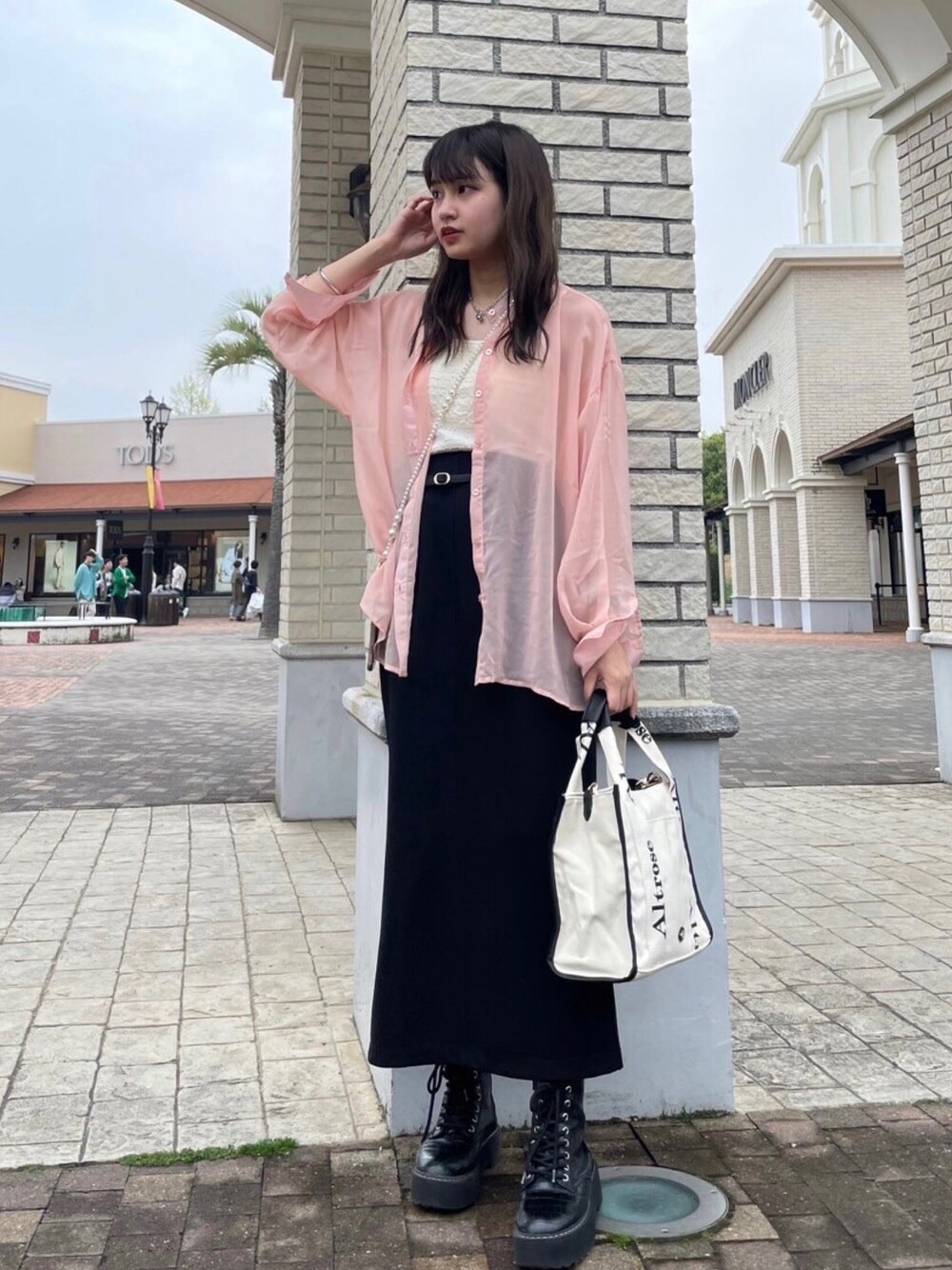 「スリットスカート、ピンク、レイヤードスタイル、シアートップス、シンプルコーデ、プチプラ、トートバッグ、ビッグシルエット、休日スタイル、ロングスカート、ハンドバッグ、ビタミンカラー、厚底シューズ、春夏コーデ、asknowasplus」｜「AS KNOW AS plusの○カップ付き ふくれジャカードキャミソール（キャミソール、ホワイト系）」を使った、AS KNOW AS plus/アズノゥアズプラスさん（レディース・158cm）の春コーディネートの1枚目の写真