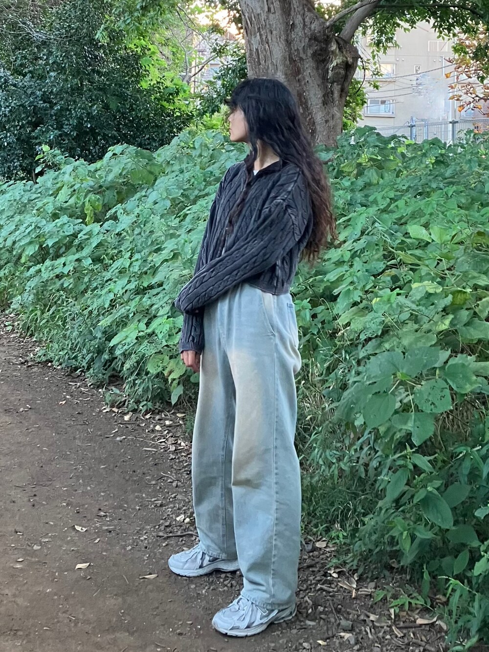 ブルー系のデニムパンツ、ブラック系のカーディガン/ボレロ、その他のその他を着用したレディースの秋コーディネートの1枚目の写真