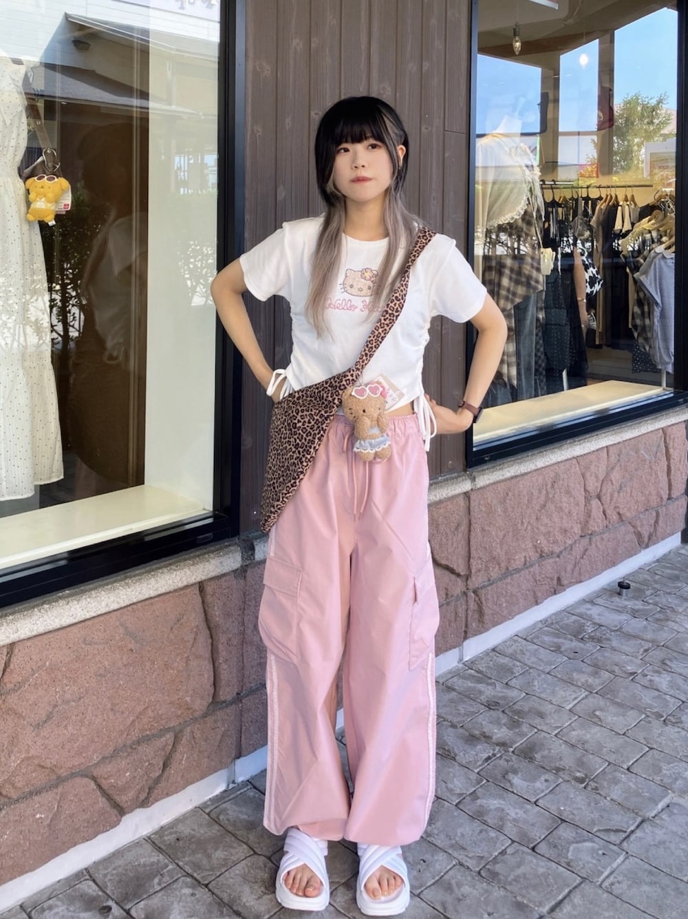 ホワイト系のTシャツ/カットソー、ピンク系のカーゴパンツ、その他のその他を着用したレディースの秋コーディネートの1枚目の写真