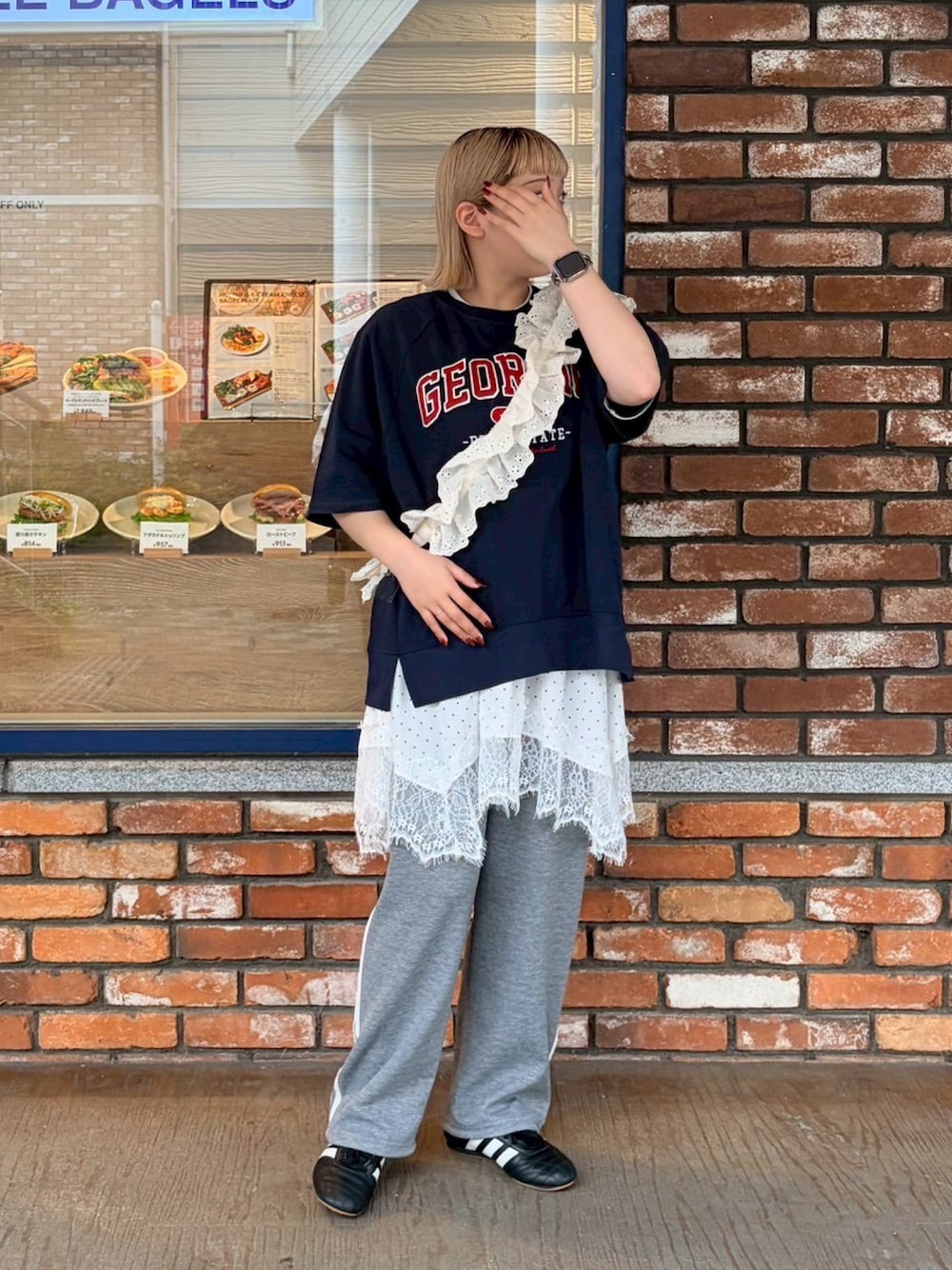 ホワイト系のチュニック、ブルー系のTシャツ/カットソー、グレー系のスウェットパンツを着用したレディースの夏コーディネートの1枚目の写真