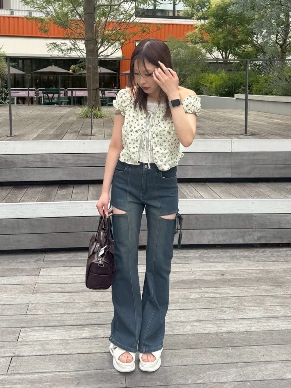 イエロー系のデニムパンツ、グリーン系のシャツ/ブラウス、その他のその他を着用したレディースの夏コーディネートの1枚目の写真