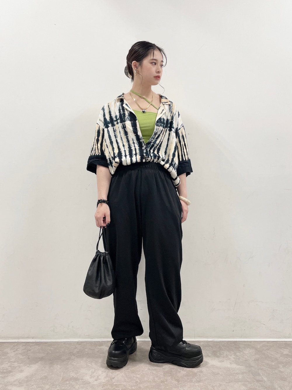 「スウェットパンツ、柄シャツ、厚底シューズ、シャツスタイル、パンツスタイル、プチプラ、タックイン、ハンドバッグ、大人カジュアル、着回しコーデ、いいね、save、フォローお願いします🤑、ストリート、モノトーン」｜「NOFALLの厚底レースアップダッドスニーカー（スニーカー、ブラック系）」を使った、𝙣𝙖𝙩𝙨𝙪𝙘𝙤さん（レディース・158cm）の夏コーディネートの1枚目の写真