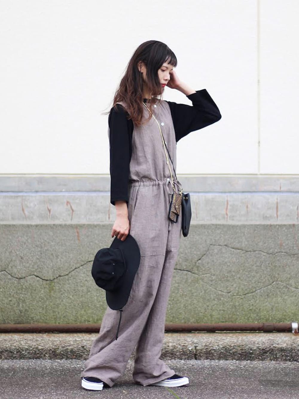 ベージュ系のサロペット/オーバーオール、ブラック系のTシャツ/カットソー、ブラック系のバッグを着用したレディースの夏コーディネートの1枚目の写真