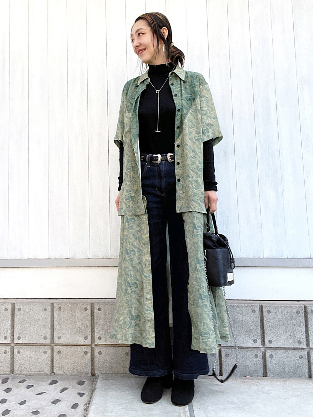 「大人カジュアル、40代ファッション、40代女性、40代コーデ、アラフィフ、アラフィフコーデ、アラフィフファッション、アラフィフスタイル、アラフィフワークstyle、デニムパンツ、ワイドデニム、バギーデニム、ワンピーススタイル、大人コーデ、ワンピースコーデ」｜「Maison Margielaのアイテム（ショルダーバッグ、ブラック系）」を使った、YYYYYSさん（レディース・165cm）の春コーディネートの1枚目の写真