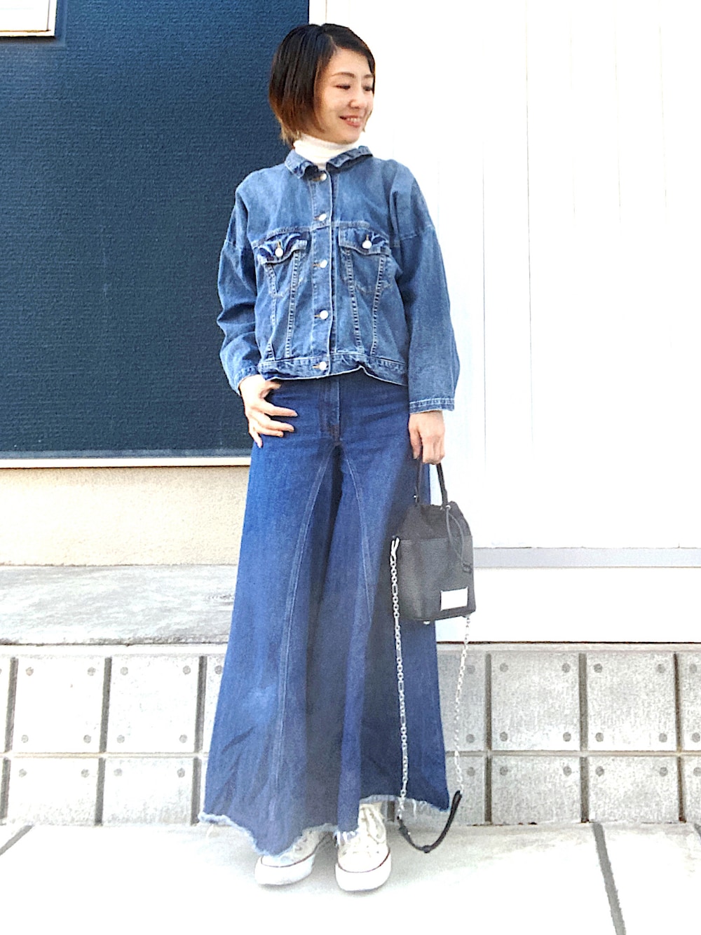 「フレアパンツ、Gジャン、Gジャン×タートルネック、デニムオンデニム、デニム、大人カジュアル、パンツスタイル、デニムパンツ、40代ファッション、40代女性、Antgauge、アントゲージ」｜「CONVERSEのCANVAS ALL STAR HI（スニーカー、ホワイト系）」を使った、YYYYYSさん（レディース・165cm）の冬コーディネートの1枚目の写真