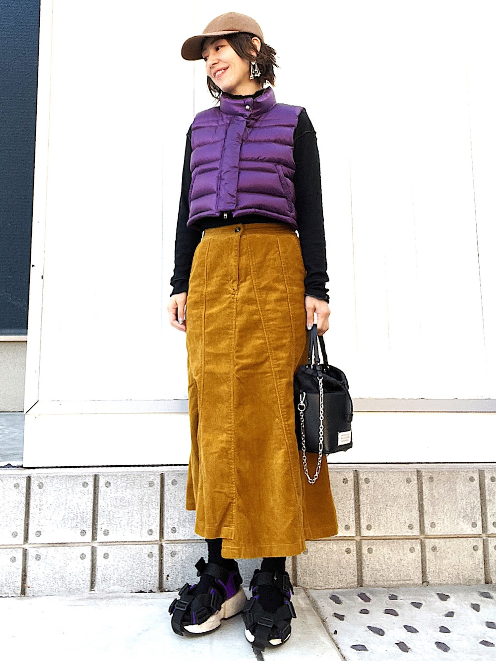 「40代ファッション、40代女性、40代コーデ、ダウンベスト、ダウンベストスタイル、キャップ女子、キャップコーデ、ロドリリオン、ママコーデ、ママファッション、マーメイドスカート、スカートスタイル、秋服コーデ、秋色、秋色コーデ」｜「Maison Margielaのアイテム（ショルダーバッグ、ブラック系）」を使った、YYYYYSさん（レディース・165cm）の秋コーディネートの1枚目の写真