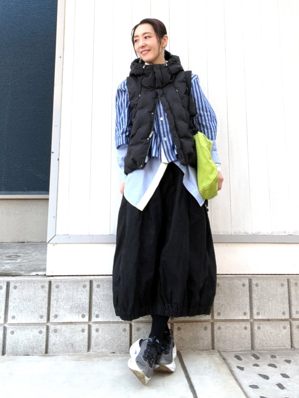 「大人カジュアル、きれいめカジュアル、大人コーデ、ダウンベスト、コクーンスカート、コクーンシルエット、ストライプシャツ、スニーカーコーデ、スニーカー女子、ナイキスニーカー、アラフィフカジュアル、アラフィフファッション、アラフィフコーデ、40代ファッション、40代女性」｜「NIKEのアイテム（スニーカー、ブルー系）」を使った、YYYYYSさん（レディース・165cm）の冬コーディネートの1枚目の写真