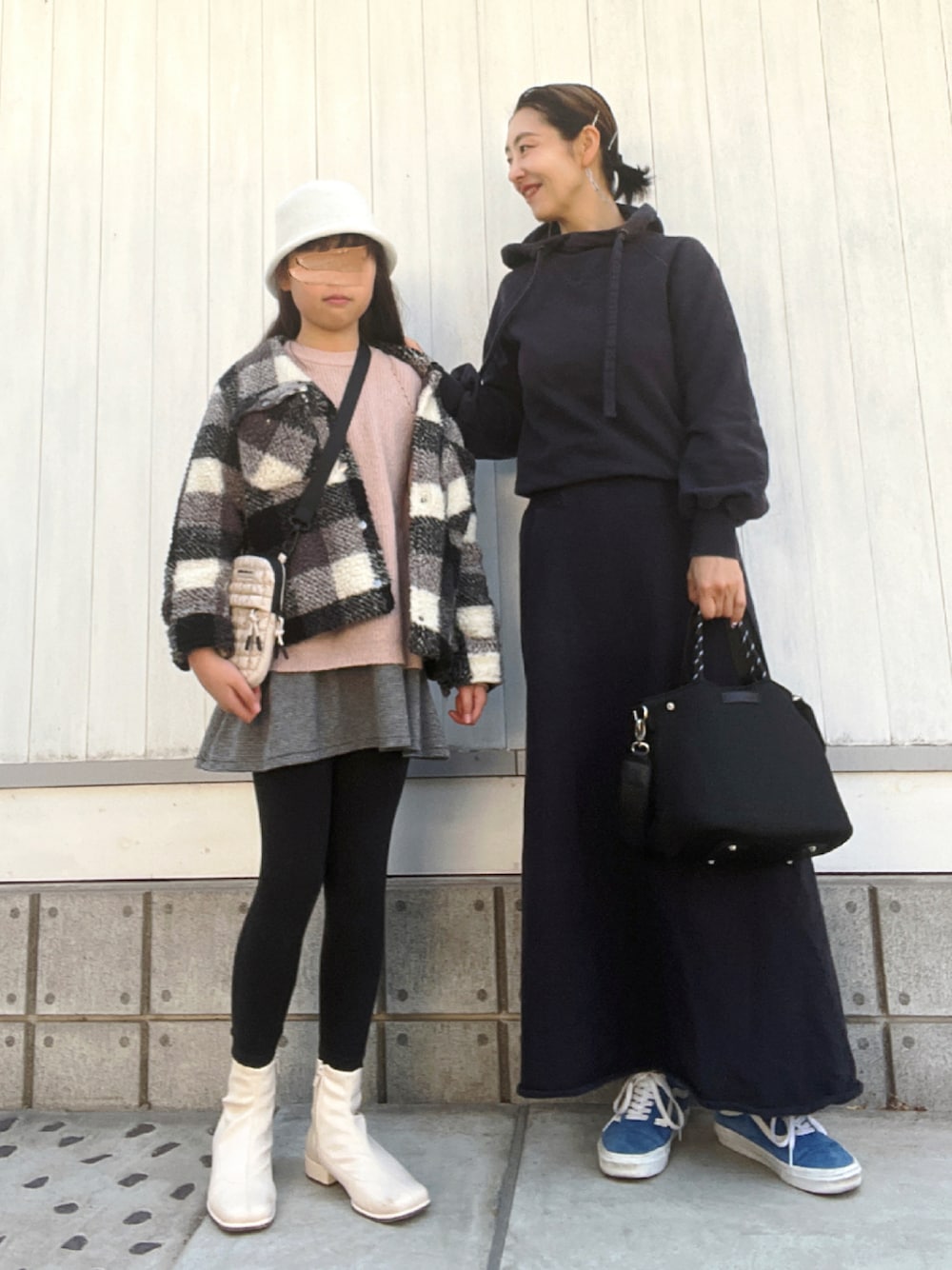 「親子コーデ、親子ーデ、親子ショット、親子ーデ☆、母娘コーデ、母と娘、母娘、40代ファッション、40代ストリート、アラフィフカジュアル、アラフィフファッション、アラフィフスタイル、40代女性」｜「VANSのVANS ヴァンズ OLD SKOOL オールドスクール VN0A4U3B2O6 (PIG)LIMOGES（スニーカー、ブルー系）」を使った、YYYYYSさん（レディース・165cm）の冬コーディネートの1枚目の写真