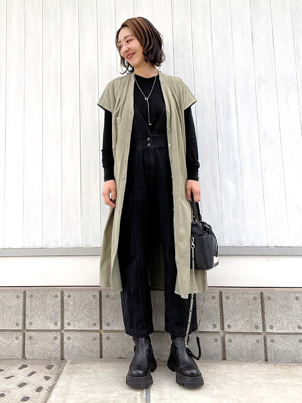 「サロペットコーデ、黒サロペット、サロペットパンツ、サロペットデニム、ジレスタイル、ジレコーデ、ジレ、オトナ女子、カジュアルコーデ、オトナカジュアル、40代ファッション、40代女性、40代コーデ、アラフィフ、アラフィフコーデ」｜「Maison Margielaのアイテム（ショルダーバッグ、ブラック系）」を使った、YYYYYSさん（レディース・165cm）の冬コーディネートの1枚目の写真