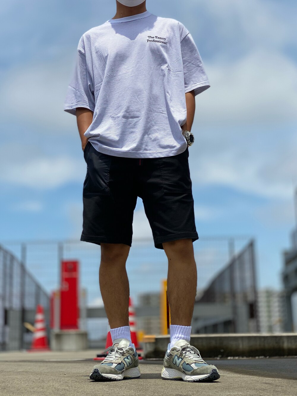 「エンノイ、夏コーデ、ボーダー、ハーフパンツ、ショートパンツ、ショーツ、グレー、ニューバランス、スニーカー、休日スタイル、大人カジュアル」｜「エンノイのアイテム（Tシャツ/カットソー、ホワイト系）」を使った、blkgc1400さん（メンズ・172cm）の夏コーディネートの1枚目の写真