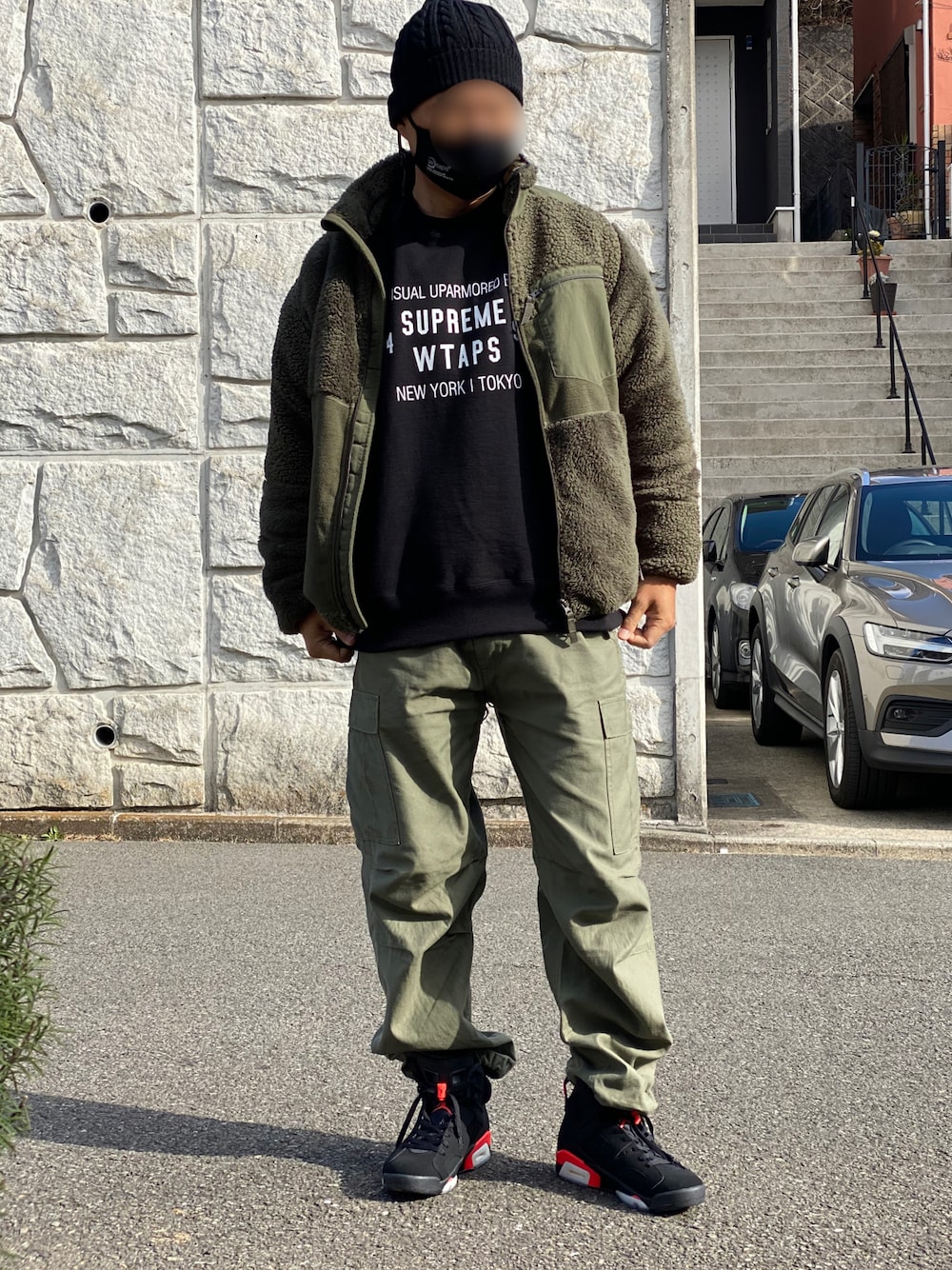 「大人カジュアル、ミリタリー、フリース、スウェット、wtaps、シュプリーム、スニーカー、ナイキ、休日スタイル、カーキ」｜「Supreme のアイテム（スウェット、ブラック系）」を使った、blkgc1400さん（メンズ・172cm）の春コーディネートの1枚目の写真