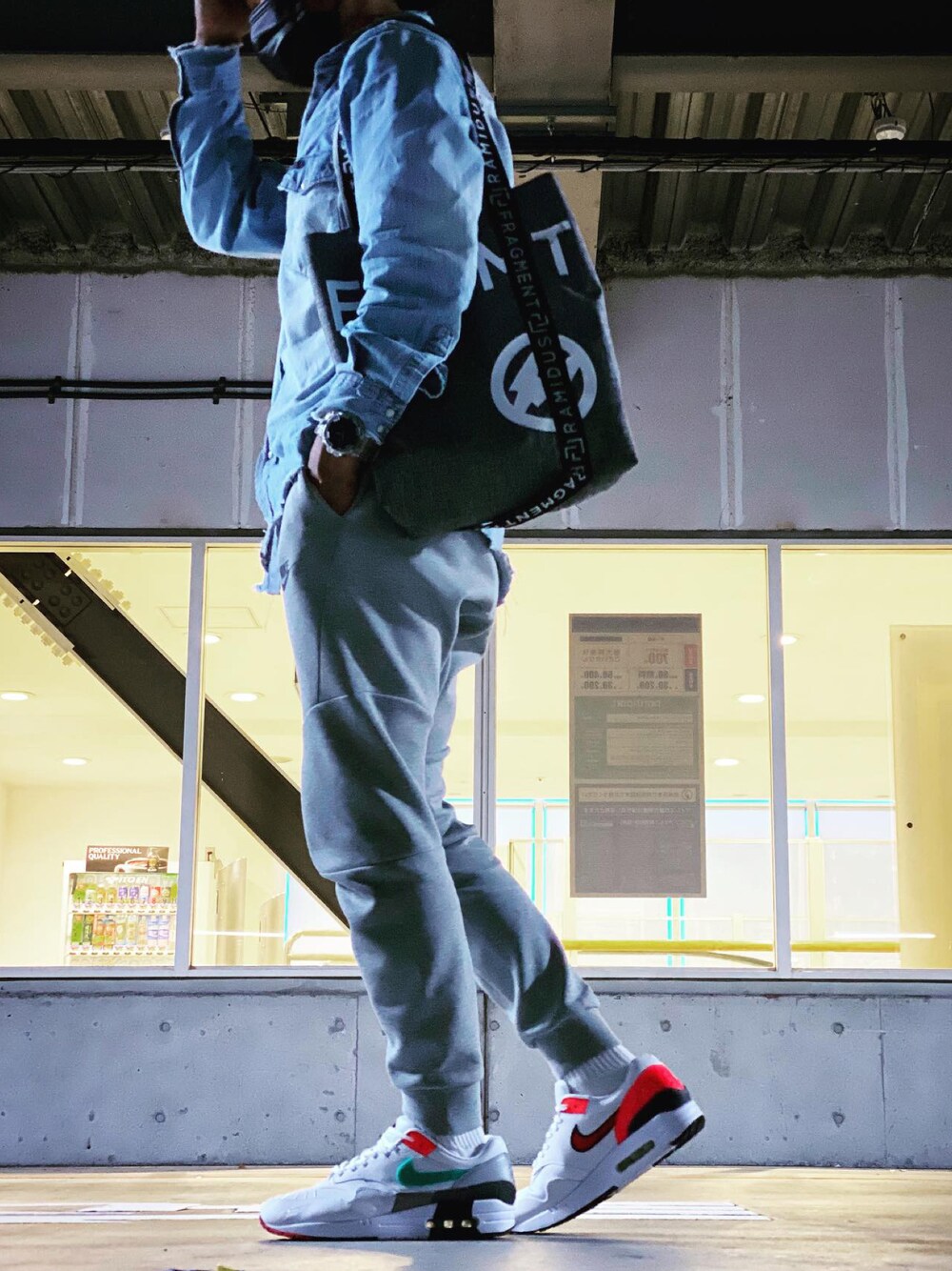 「秋服、古着、デニムシャツ、スウェット、ナイキ、スニーカー、大人カジュアル、休日スタイル、秋のコーデ、ウエスタンシャツ」｜「Wranglerのアイテム（シャツ/ブラウス、ブルー系）」を使った、blkgc1400さん（メンズ・172cm）の秋コーディネートの1枚目の写真
