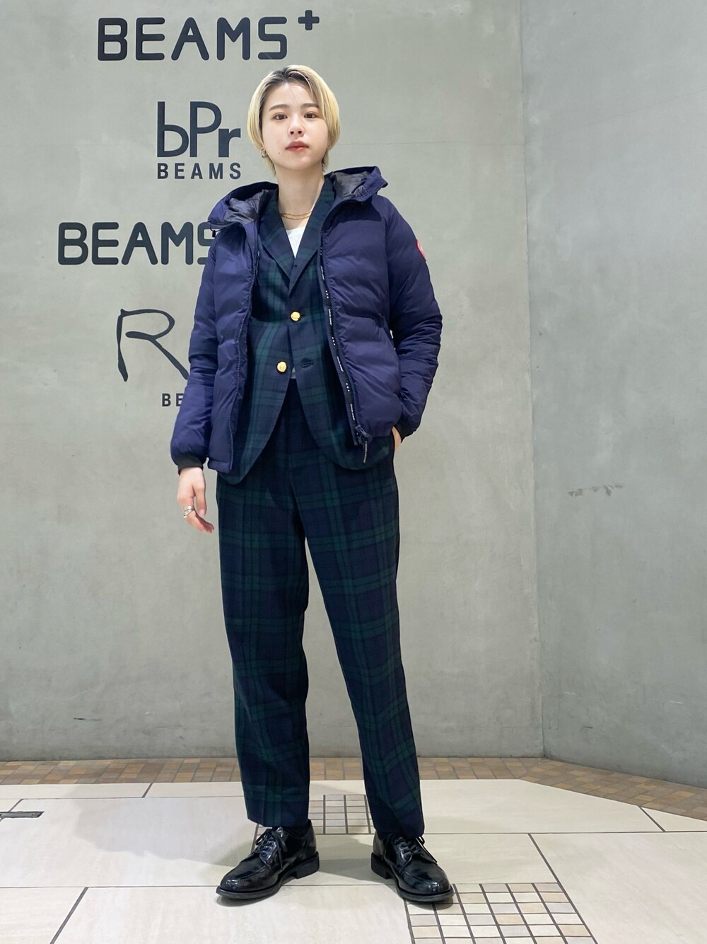 「オトナカジュアル、CANADA GOOSE、秋トレンド2021、セットアップ、BEAMS BOY、Ray BEAMS、ショートヘア、メンズライク、秋コーデ」｜「Ray BEAMSのアイテム（ダウンジャケット/コート、ブルー系）」を使った、HALHIさん（レディース・161cm）の秋コーディネートの1枚目の写真