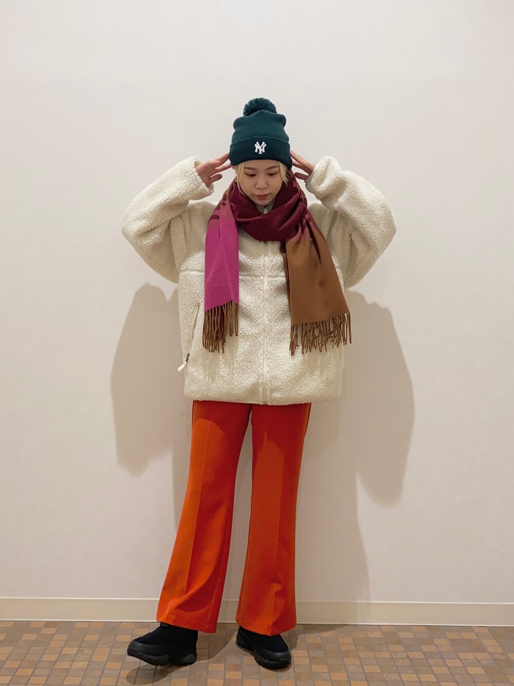 「今日のコーデ、ゆったりコーデ、楽チンコーデ、カジュアルコーデ、オーバーサイズ、あったかコーデ、冬、LACOSTE、NEW ERA、Ray BEAMS、カラーパンツ、もこもこ、ボア、クリスマス」｜「BEAMS BOYのNEW ERA × BEAMS BOY / 別注 ポン ニット ワッチキャップ（ニットキャップ/ビーニー、グリーン系）」を使った、HALHIさん（レディース・161cm）の冬コーディネートの1枚目の写真